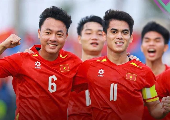 Người chơi phân tích kèo cá cược thể thao tại helo888